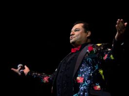 “El Divo” hizo cantar, llorar y bailar a Monterrey en una noche inolvidable en Arena Monterrey