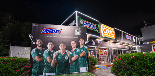 SNICKERS y OXXO inauguran en Monterrey una tienda donde el futbol se juega con antojo