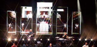 UN VIAJE AL 2010! TWO DOOR CINEMA CLUB CELEBRÓ 15 AÑOS DE “TOURIST HISTORY” EN MONTERREY